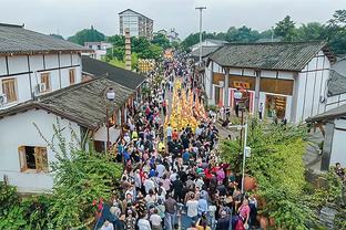 Buff！国王主场为百岁老太送生日祝福 球队随后打出31-14高潮